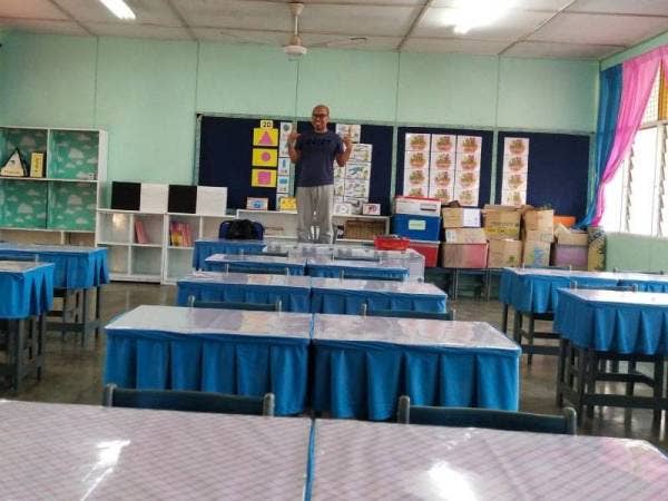 Akhi Fairuz menceriakan kelas Tahun 1 anaknya. - Foto Twitter Akhi Fairuz