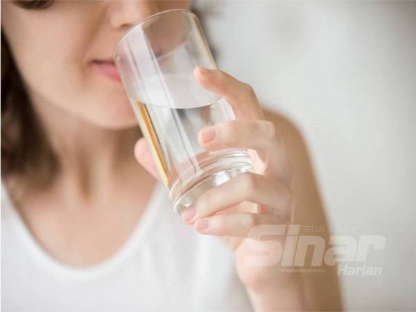 TOKSIN di dalam badan boleh dikeluarkan secara semula jadi dengan minum air yang mencukupi dan pengambilan serat.