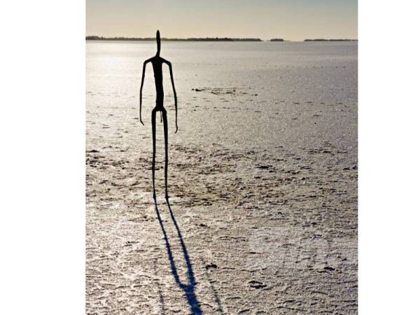 KUNJUNGI Tasik Ballard untuk melihat variasi arca di sana.