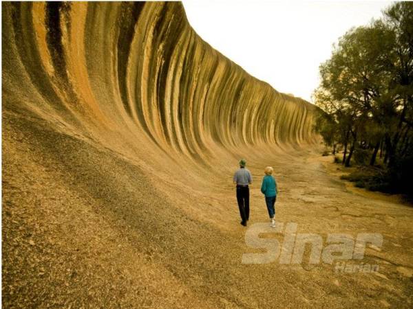 WAVE Rock menjadi lokasi tumpuan pelancong dan pengembara untuk bergambar.
