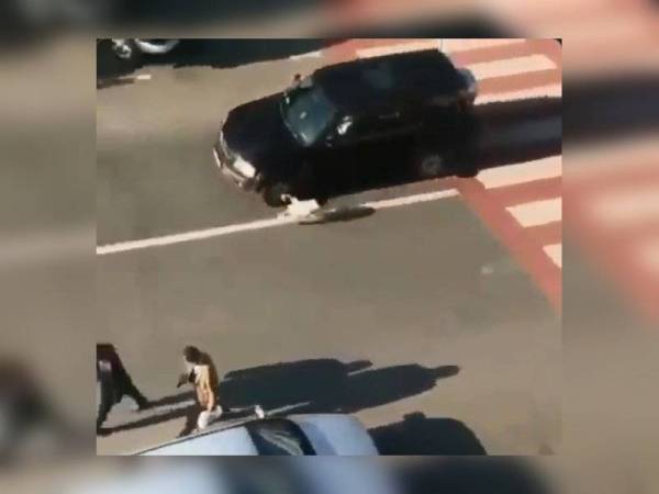 Kupata mengejar sebuah kenderaan kerana tidak berhenti bagi membenarkan kanak-kanak menyeberangi jalan.