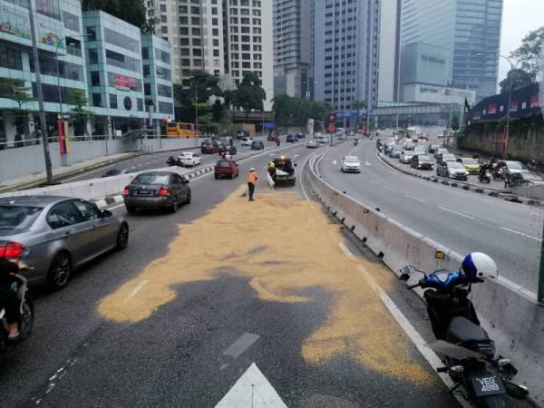 Kelihatan tumpuhan minyak di atas laluan berkenaan susulan daripada kejadian itu. Foto: Ihsan PGOKL