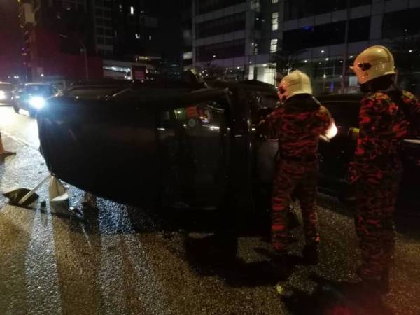 Anggota JBPM membantu mengalihkan kenderaan yang terbalik dalam kejadian itu. Foto: Ihsan PGOKL
