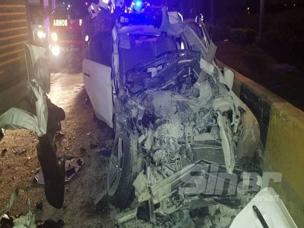 Keadaan kereta mangsa yang remuk teruk selepas merempuh sebuah lori.