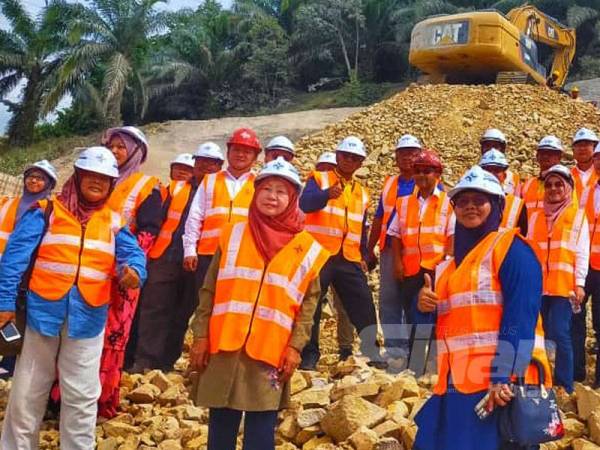 Ismail (tengah) mendengar penerangan dan meninjau kawasan tapak laluan projek itu yang disertai wakil syarikat, jabatan dan NGO.