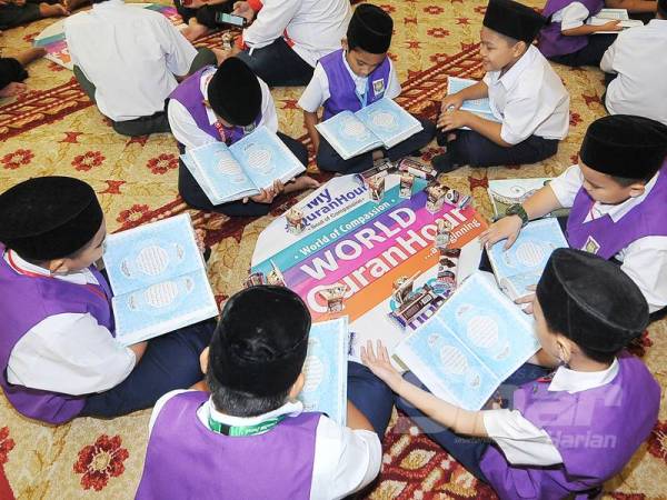 Pelajar sekolah juga menyertai program Ar-Rahah #QuranHour yang diadakan di Masjid Ar-Rahah Kampung Kerinchi .- FOTO ROSLI TALIB