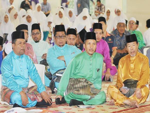 Hadirin mendengar perkongsian yang disampaikan oleh Pengasas Yayasan Warisan Ummah Ikhlas, Datuk Dr. Hussamuddin dan Ketua Pegawai Penyelidik Yayasan Warisan Ummah Ikhlas, Fazrul Ismail yang bertajuk Bina Legasi Harmoni pada program Ar-Rahah #QuranHour yang diadakan di Masjid Ar-Rahah Kampung Kerinchi. - FOTO ROSLI TALIB