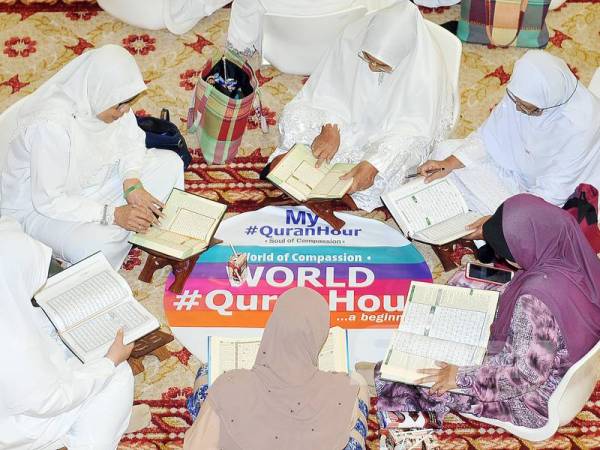 Hadirin yang hadir membaca Al-Quran pada program Ar-Rahah #QuranHour yang diadakan di Masjid Ar-Rahah Kampung Kerinchi .- FOTO ROSLI TALIB