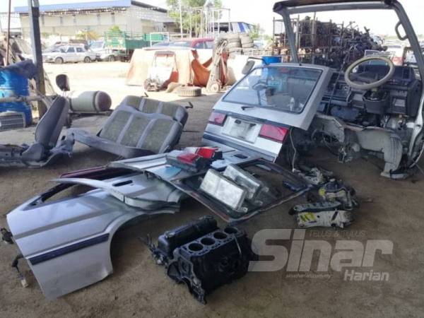 Komponen kenderaan yang telah dileraikan sindiket berkenaan.