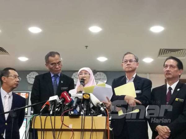 Dr Wan Azizah bersama Dr Dzulkefly (kiri) dan Dr Boon Chye pada sidang media di sini.