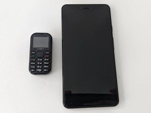 PERBEZAAN saiz antara Zanco T2 jika dibandingkan dengan telefon pintar biasa.