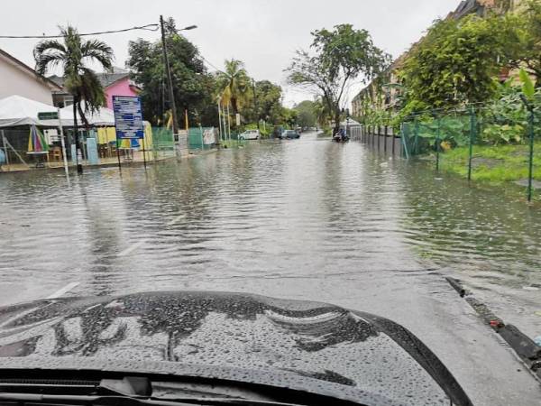 Laluan jalan turut dinaiki air ekoran hujan lebat sejak awal pagi. Foto: Ihsan ADUN Kota Kemuning