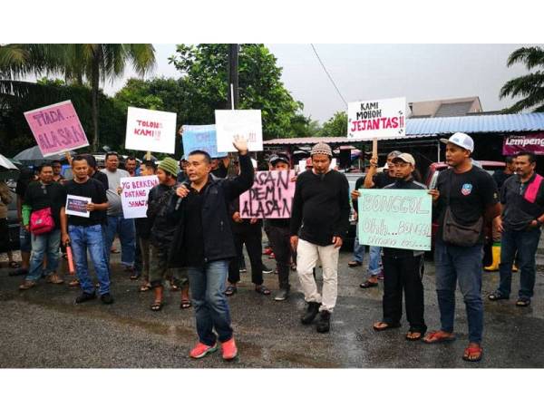 Kira-kira 300 penduduk Olak Lempit berhimpun secara aman hari ini mendesak pihak bertanggungjawab mengambil tindakan serius bagi menangani isu kemalangan maut di kawasan itu.
