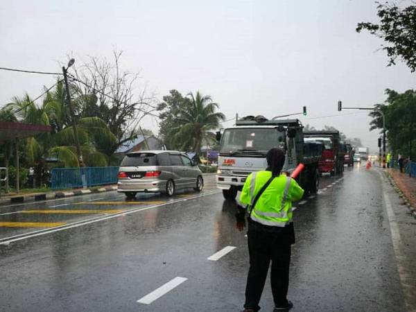 Laluan di Kilometer 31, Jalan Banting-Dengkil didakwa sesak dengan kenderaan dan membahayakan nyawa penduduk terutama pelajar sekolah.