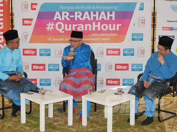 Hussamuddin (tengah) sedang mengupas topik Legacy Talk Show-Bina Legasi Harmoni. Turut serta Fazrul (kanan) dan Khairul Haffiz.