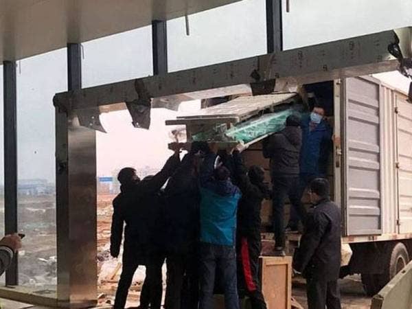 Kira-kira 1,000 buah katil ditempatkan dalam bangunan tersebut. - Foto Daily Mail