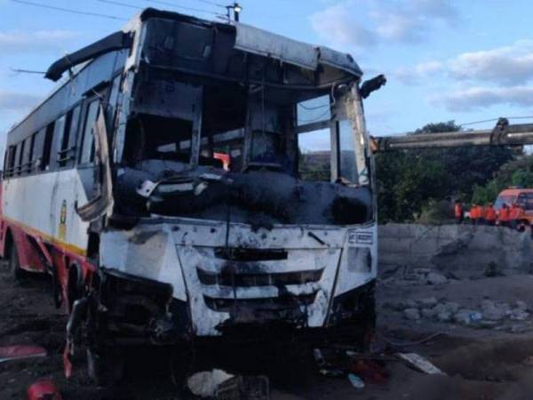 Rangka bas dibawa keluar dari sebuah perigi selepas ia terlibat dalam kemalangan di barat India. - Foto AFP