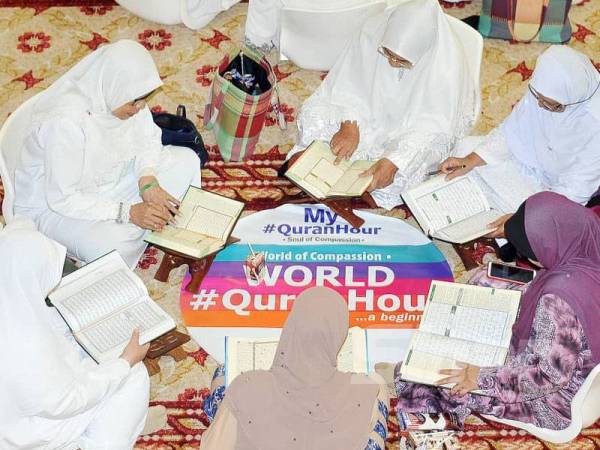 Hadirin yang hadir membaca Al-Quran pada program Ar-Rahah #QuranHour yang diadakan di Masjid Ar-Rahah Kampung Kerinchi.  - FOTO ROSLI TALIB 