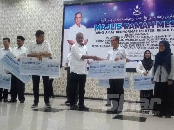 Wan Rosdy menyampaikan sumbangan untuk JKKK daerah Jerantut yang diterima oleh Exco Jawatankuasa Hal Ehwal Felda, Koperasi,Usahawan dan Hal Ehwal Pengguna Negeri, Datuk Nazri Ngah bagi daerah tersebut.