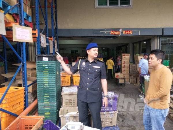 Ahmad Fitri meninjau bekalan tomato di premis pembekal di sini.