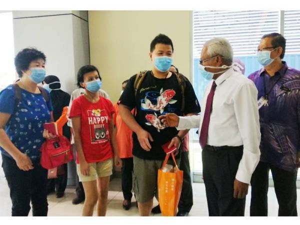 Sivanesan menyapa rakyat Malaysia yang tiba di LTSAS menerusi penerbangan dari Singapura.