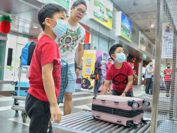 Orang ramai yang hadir ke LTSAS menggunakan topeng muka sebagai langkah keselamatan.