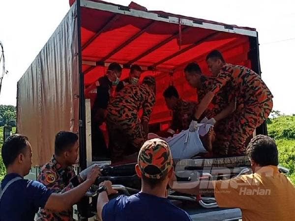 Bomba bantu hantar pesakit obesiti guna lori lima tan.