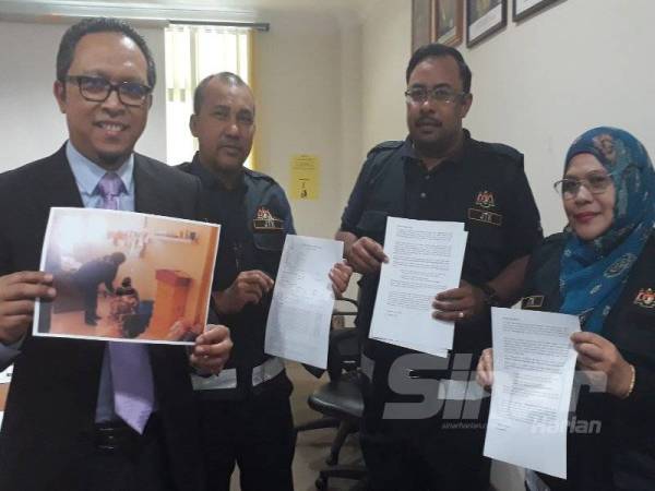 Dari kiri, Arzanil, Ketua Penolong Penguatkuasaan, Zairul Adira Ab Ghani, Ketua Operasi Atipsom JTK Kedah, Zainun Ramli dan Penolong Pengarah JTK Kedah, Shakina Hussain menunjukkan gambar dan laporan berkaitan operasi yang dilakukan pasukan mereka di Alor Setar, semalam.