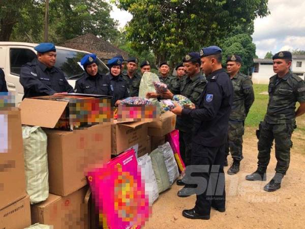 Ab Aziz (empat dari kanan) melihat mercun bola antara yang dirampas dalam Op Wawasan.