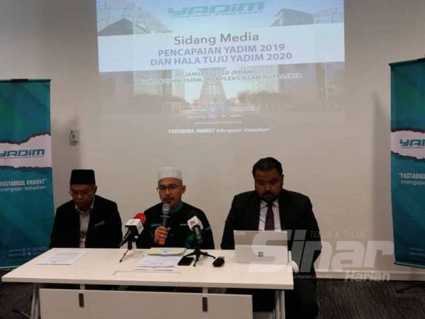Nik Omar (tengah) bersama Zolkharnain (kiri) dan Ketua Pegawai Eksekutif Yadim, Tuan Kamarul Arief Tuan Soh pada sidang media mengenai hala tuju Yadim 2020 di sini hari ini.