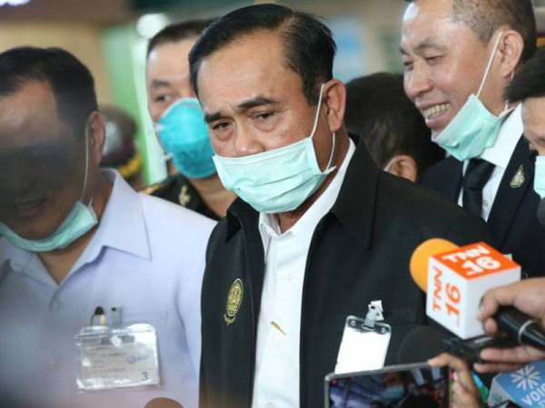 Prayut (tengah) bercakap kepada media semasa melawat Lapangan Terbang Suvarnabhumi di Bangkok semalam. - Foto Agensi