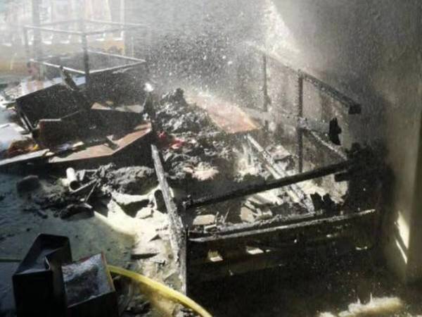 Keadaan rumah mangsa yang terbakar.