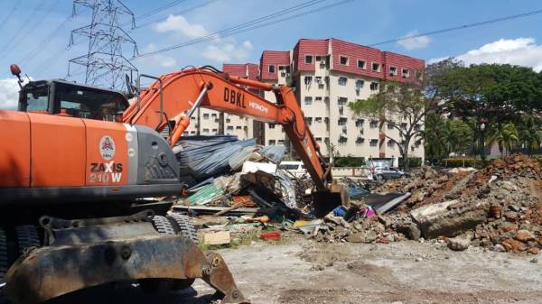 DBKL melaksakan tindakan penguatkuasaan atas penceroboh tanah kerajaan di Jalan Langkawi Setapak hari ini. 