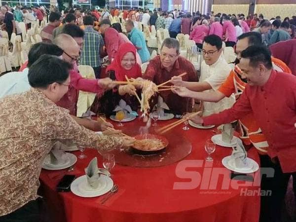 Saifuddin (tengah) hadir pada majlis sambutan Tahun Baru Cina Parlimen Indera Mahkota malam tadi.