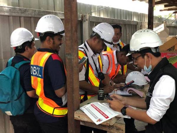Lima notis kompaun atas pelbagai kesalahan dan satu notis perintah tutup tapak pembinaan dikeluarkan DBKL dalam Operasi Tapak Siri 2/2020 di Jalan Kasipillay off Jalan Ipoh semalam. - Foto DBKL