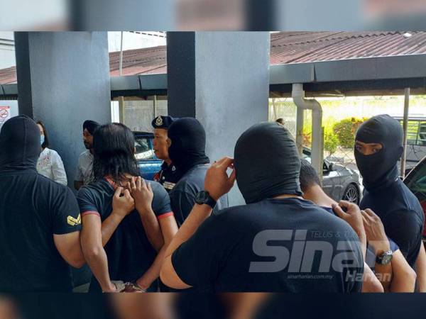 Kedua-dua tertuduh diiringi pasukan polis ke Mahkamah Sesyen Ipoh, hari ini atas pertuduhan memberi sokongan dan memiliki item berkaitan kumpulan pengganas IS.