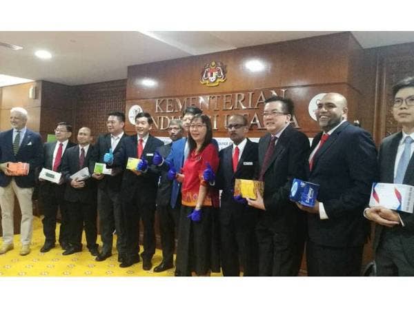 Teresa bersama wakil syarikat yang menyumbangkan sarung tangan klinikal ke Wuhan.