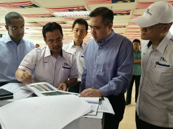 Anthony Loke (dua dari kanan) melihat pelan jajaran ECRL Negeri Sembilan di Seremban 2, hari ini.
