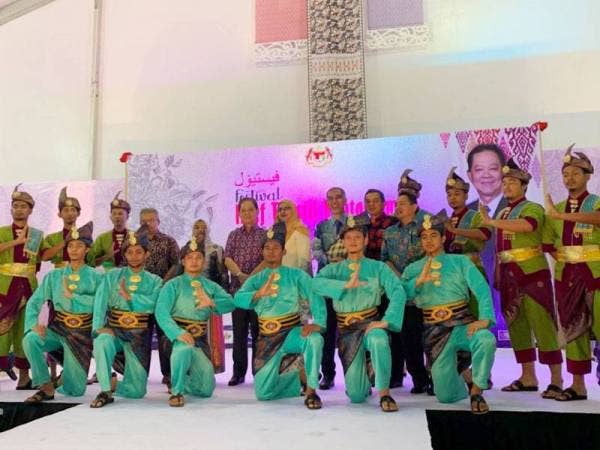 Kumpulan yang membuat persembahan bergambar kenangan bersama Mohamaddin selepas perasmian festival.