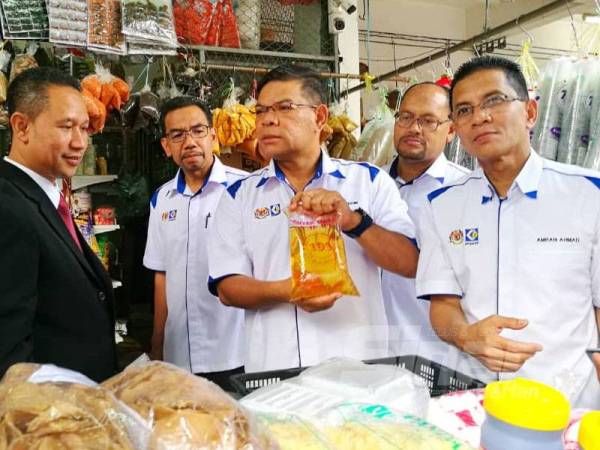 Datuk Seri Saifuddin Nasution Ismail (tengah) ketika melakukan tinjauan di pasar Sungai Golok, Thailand di sini hari ini.