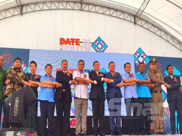 Saifuddin (tujuh dari kanan) pada Majlis Perasmian Date di Pekan Sungai Golok, Thailand hari ini.