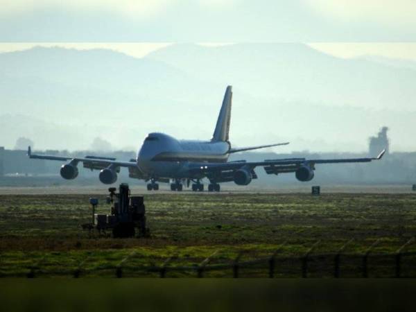 Pesawat membawa rakyat AS dari Wuhan, China. - Foto AFP
