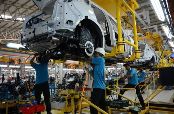 INDUSTRI kenderaan menyasarkan sifar pekerja asing dalam industri automotif menjelang akhir tahun ini.