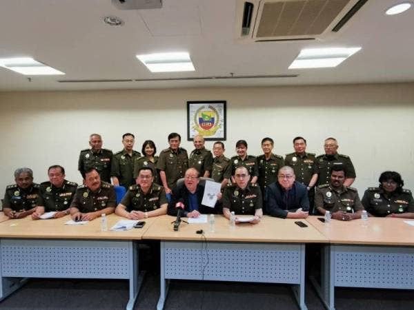 Micheal Chong bersama ahli Kehormat dan Bersekutu Wilayah Persekutuan (WP) melancarkan tabung bantuan Wuhan.