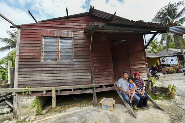 Asnaf, Nurul Hisham Abu Seman bersama isteri Farazihan Mat Sulaiman dan anak Nurzakirah Mahora, 2 tahun, di hadapan rumah mereka yang daif di Kampung Baharu Lanjut, Sepang hari ini.
Mohamed Hanipa Maidin hadir menyampaikan sumbangan semasa program 'Info on Wheels' (IOW) oleh Jabatan Penerangan Malaysia. - BERNAMA 