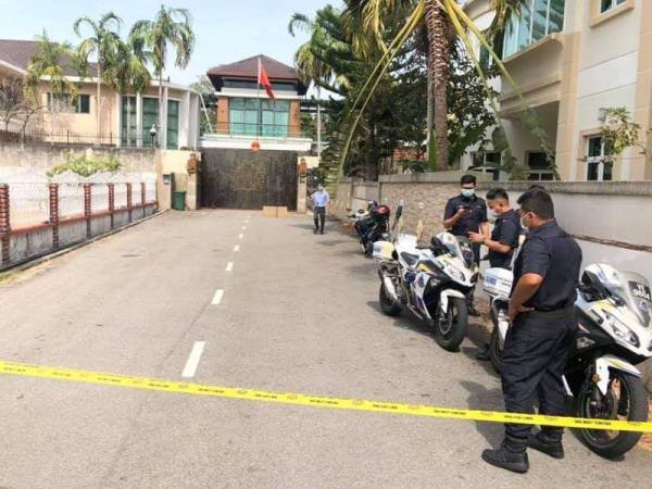 Gempar apabila tiga kotak ditemui di hadapan bangunan Konsulat China tadi.