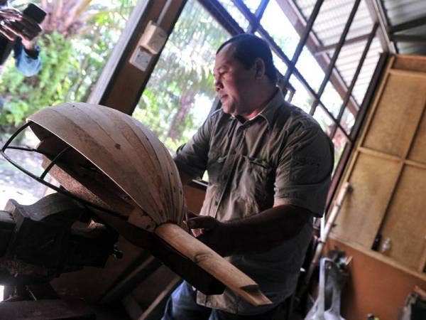 Halidan memasangkan 'rusuk' pada badan gambus.