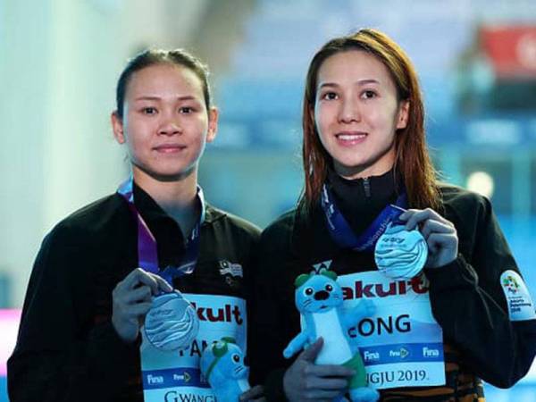 Pandelela (kiri) dan Mun Yee antara penerjun negara yang berlatih di China baru-baru ini.