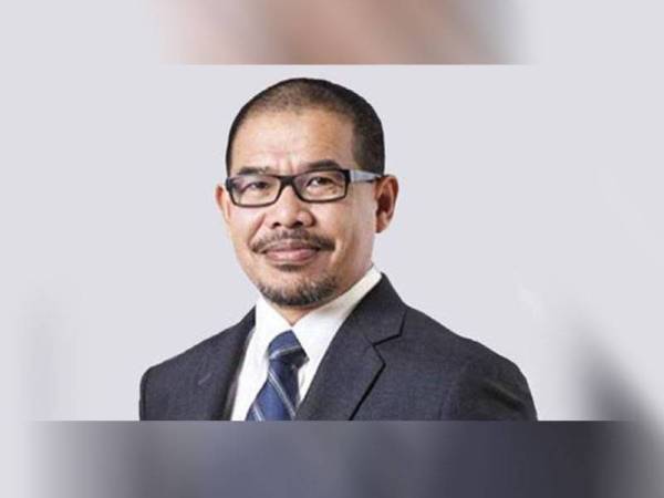 Ketua Pegawai Eksekutif Lembaga Tabung Haji, Nik Mohd Hasyudeen Yusoff antara penerima Panglima Mahkota Wilayah (PMW) yang membawa gelaran Datuk.