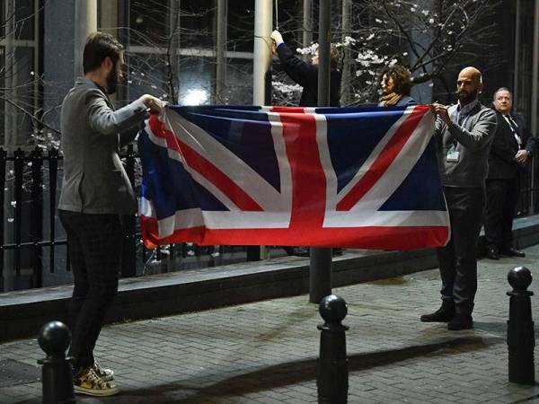 Bendera kebangsaan Britain diturunkan dari bangunan Parlimen Eropah di Brussels semalam. - Foto Agensi